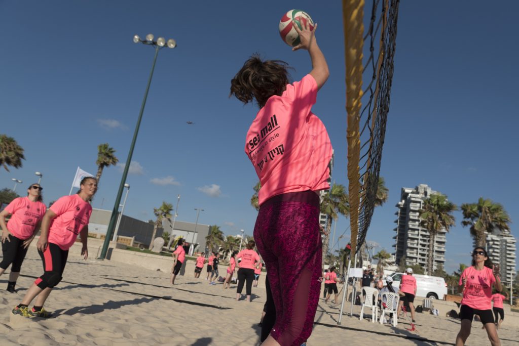 שחקניות האיגוד במהלך משחק כדורשת חופים