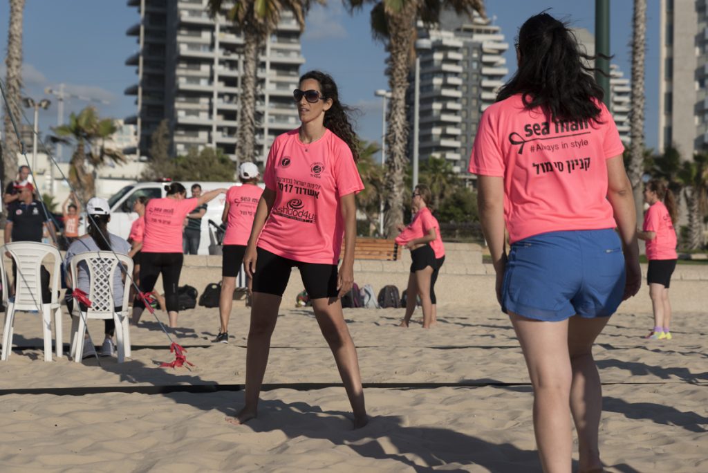 שחקניות האיגוד במהלך משחק כדורשת חופים